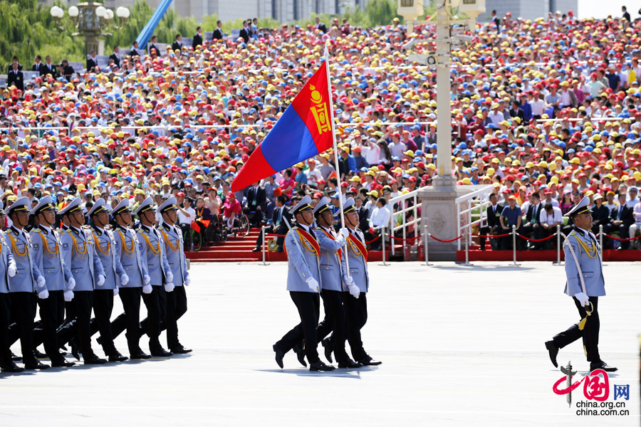  9月3日，中國人民抗日戰(zhàn)爭暨世界反法西斯戰(zhàn)爭勝利70周年紀念大會在北京隆重舉行，有11個國家派方隊、6個國家派代表隊來華參加閱兵。圖為蒙古國武裝力量方隊通過天安門廣場。中國網(wǎng)記者 楊佳攝 