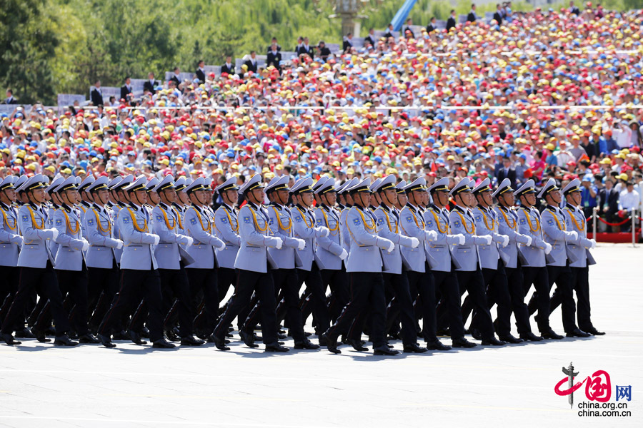  9月3日，中國(guó)人民抗日戰(zhàn)爭(zhēng)暨世界反法西斯戰(zhàn)爭(zhēng)勝利70周年紀(jì)念大會(huì)在北京隆重舉行，有11個(gè)國(guó)家派方隊(duì)、6個(gè)國(guó)家派代表隊(duì)來華參加閱兵。圖為蒙古國(guó)武裝力量方隊(duì)通過天安門廣場(chǎng)。中國(guó)網(wǎng)記者 楊佳攝