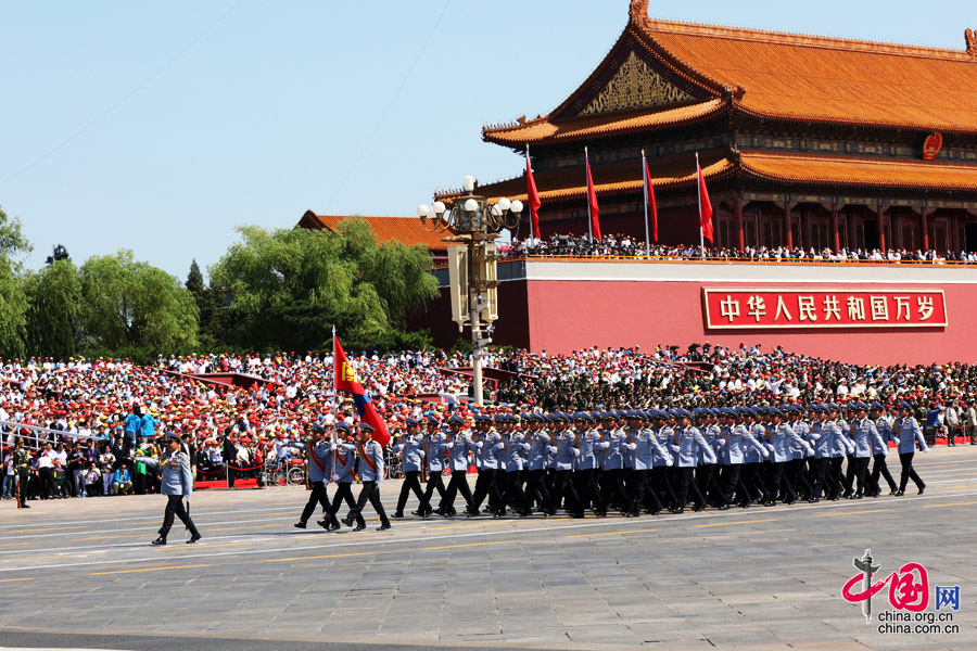 9月3日，中國人民抗日戰(zhàn)爭暨世界反法西斯戰(zhàn)爭勝利70周年紀(jì)念大會在北京隆重舉行，有11個國家派方隊、6個國家派代表隊來華參加閱兵。圖為蒙古國武裝力量方隊通過天安門廣場。中國網(wǎng)記者 董寧攝