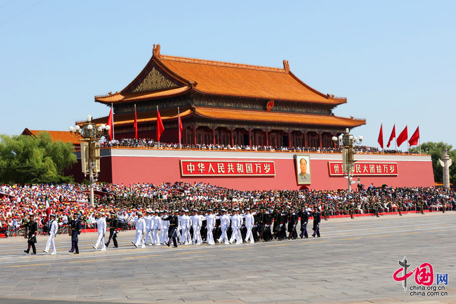 9月3日，中國(guó)人民抗日戰(zhàn)爭(zhēng)暨世界反法西斯戰(zhàn)爭(zhēng)勝利70周年紀(jì)念大會(huì)在北京隆重舉行，有11個(gè)國(guó)家派方隊(duì)、6個(gè)國(guó)家派代表隊(duì)來(lái)華參加閱兵。圖為墨西哥武裝力量方隊(duì)通過(guò)天安門(mén)廣場(chǎng)。中國(guó)網(wǎng)記者 董寧攝