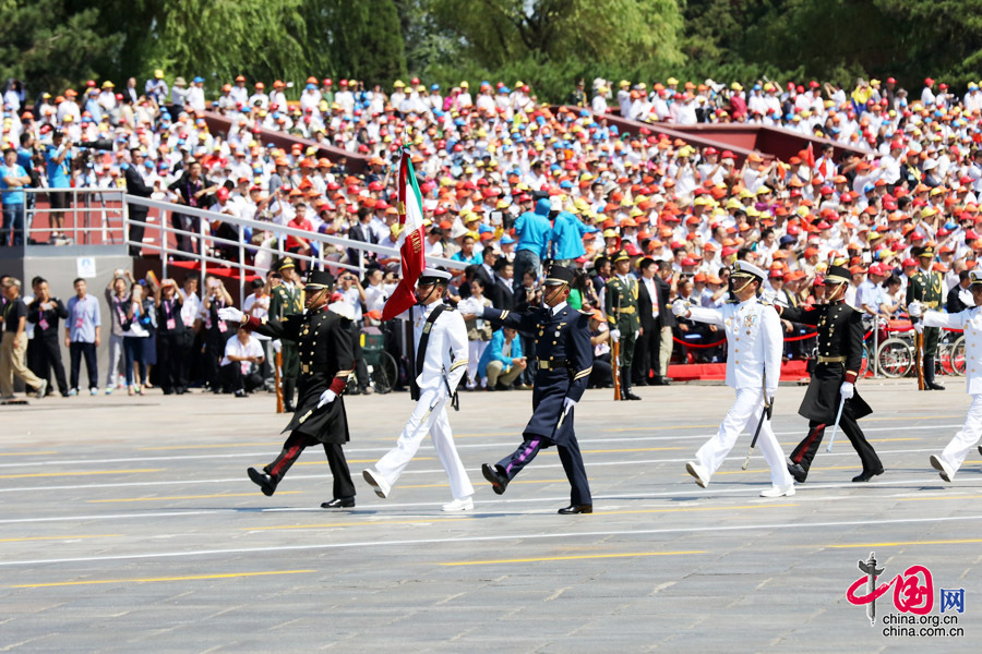 9月3日，中國人民抗日戰(zhàn)爭暨世界反法西斯戰(zhàn)爭勝利70周年紀(jì)念大會在北京隆重舉行，有11個國家派方隊、6個國家派代表隊來華參加閱兵。圖為墨西哥武裝力量方隊通過天安門廣場。中國網(wǎng)記者 董寧攝