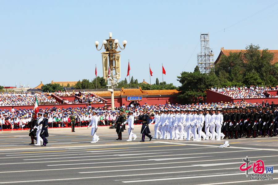 9月3日，中國人民抗日戰(zhàn)爭暨世界反法西斯戰(zhàn)爭勝利70周年紀(jì)念大會在北京隆重舉行，有11個國家派方隊、6個國家派代表隊來華參加閱兵。圖為墨西哥武裝力量方隊通過天安門廣場。中國網(wǎng)記者 董寧攝