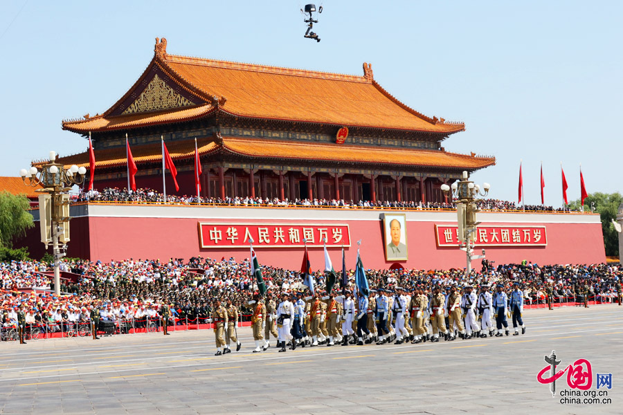 9月3日，中國(guó)人民抗日戰(zhàn)爭(zhēng)暨世界反法西斯戰(zhàn)爭(zhēng)勝利70周年紀(jì)念大會(huì)在北京隆重舉行，有11個(gè)國(guó)家派方隊(duì)、6個(gè)國(guó)家派代表隊(duì)來華參加閱兵。圖為巴基斯坦武裝力量方隊(duì)通過天安門廣場(chǎng)。中國(guó)網(wǎng)記者 董寧攝 