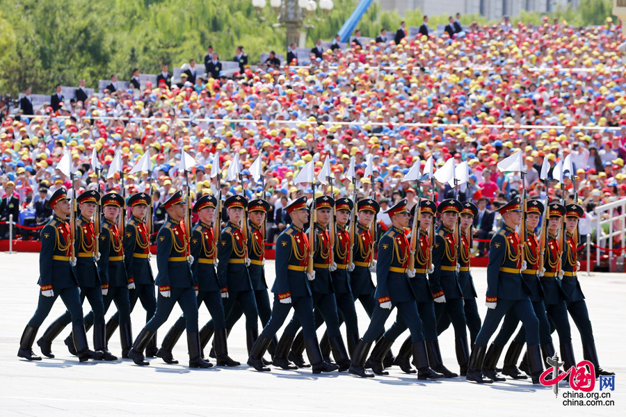  9月3日，中國人民抗日戰(zhàn)爭暨世界反法西斯戰(zhàn)爭勝利70周年紀(jì)念大會(huì)在北京隆重舉行，有11個(gè)國家派方隊(duì)、6個(gè)國家派代表隊(duì)來華參加閱兵。圖為俄羅斯聯(lián)邦武裝力量方隊(duì)通過天安門廣場。中國網(wǎng)記者 楊佳攝